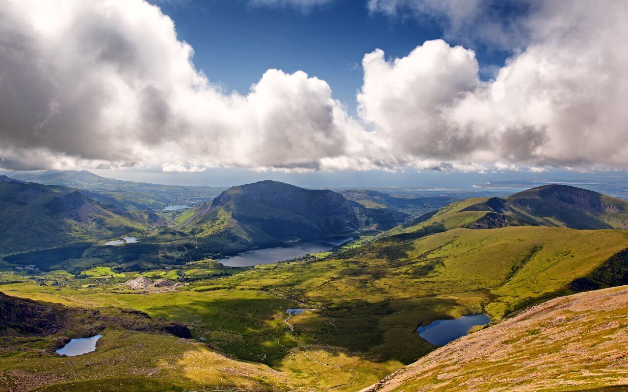 Snowdonia National Park - Mountains, lakes and cloudy sky