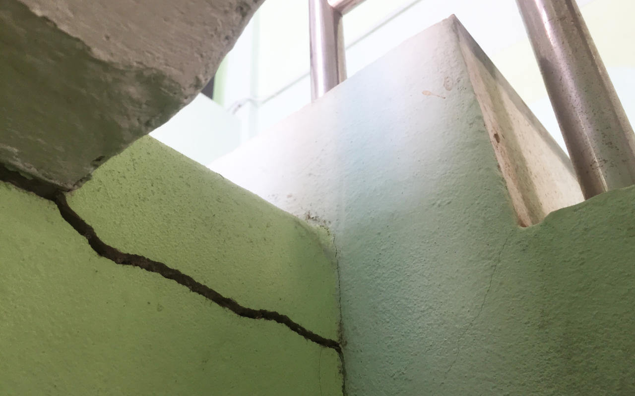 RAAC - Cracked concrete in stairwell